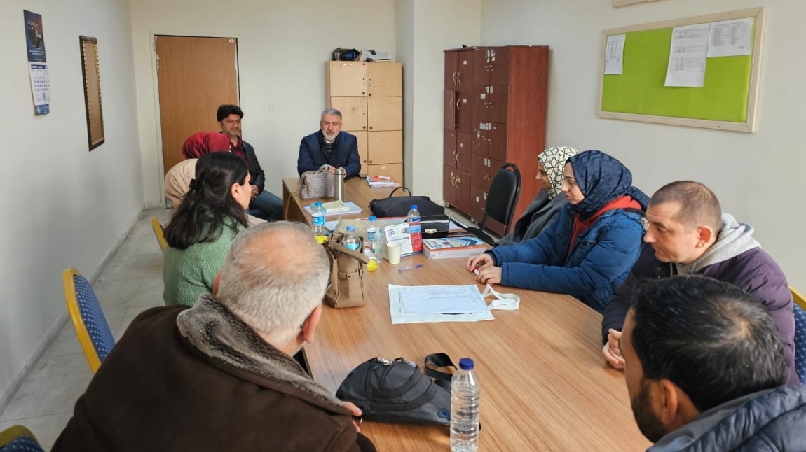 ŞUBE MÜDÜRÜMÜZ SAYIN AHMET YALÇIN OKULUMUZU ZİYARET EDEREK DENETİMLERDE BULUNDU,ÖĞRETMENLERİMİZE BİGEP KONUSUNDA BİLGİLENDİRME YAPTI,ÖĞRENCİLERİMİZE GELECEKLERİNİ PLANLAMA KONUSUNDA TAVSİYELERDE BULUNDU