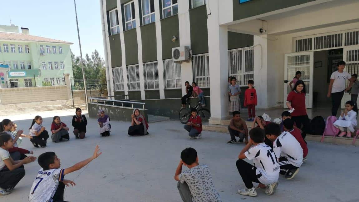OKULUMUZDA GELENEKSEL ÇOCUK OYUNLARI PROJESİ KAPSAMINDA ÖĞRENCİLERİMİZLE BİRLİKTE ÇEŞİTLİ OYUNLAR OYNANDI