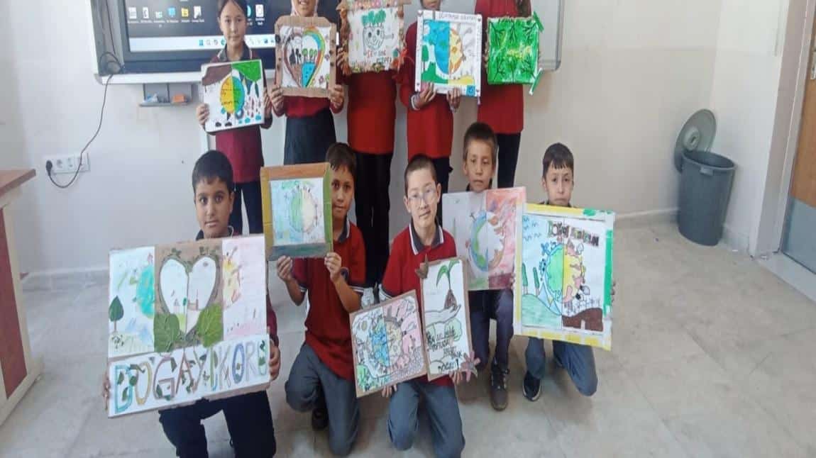 OKULUMUZ GÖRSEL SANATLAR ÖĞRETMENİ BARAN HOCA ÖĞRENCİLERİYLE BİRLİKTE ''DOĞAYI KORU'' KONULU ÇALIŞMALAR YAPTI