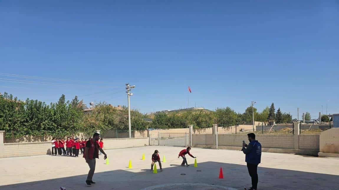 OKULUMUZA CEYLANPINAR GENÇLİK VE SPOR  İLÇE MÜDÜRLÜĞÜNDEN GELEN YETKİLİLER 5. VE 6. SINIF ÖĞRENCİLERİMİZE EĞLENCELİ AKTİVİTELER GERÇEKLEŞTİRDİ