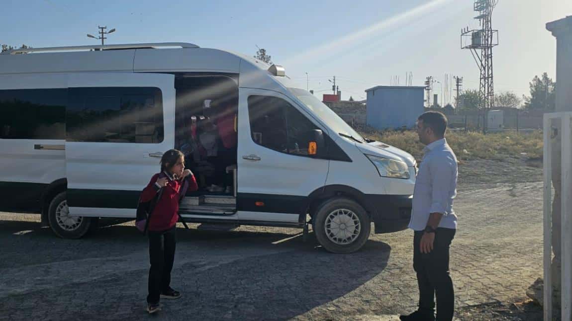 OKULUMUZDA ÖĞRENCİLERİMİZİN GÜVENLİĞİNİ SAĞLAMAK İÇİN SABAH DENETİMLERİ YAPILDI